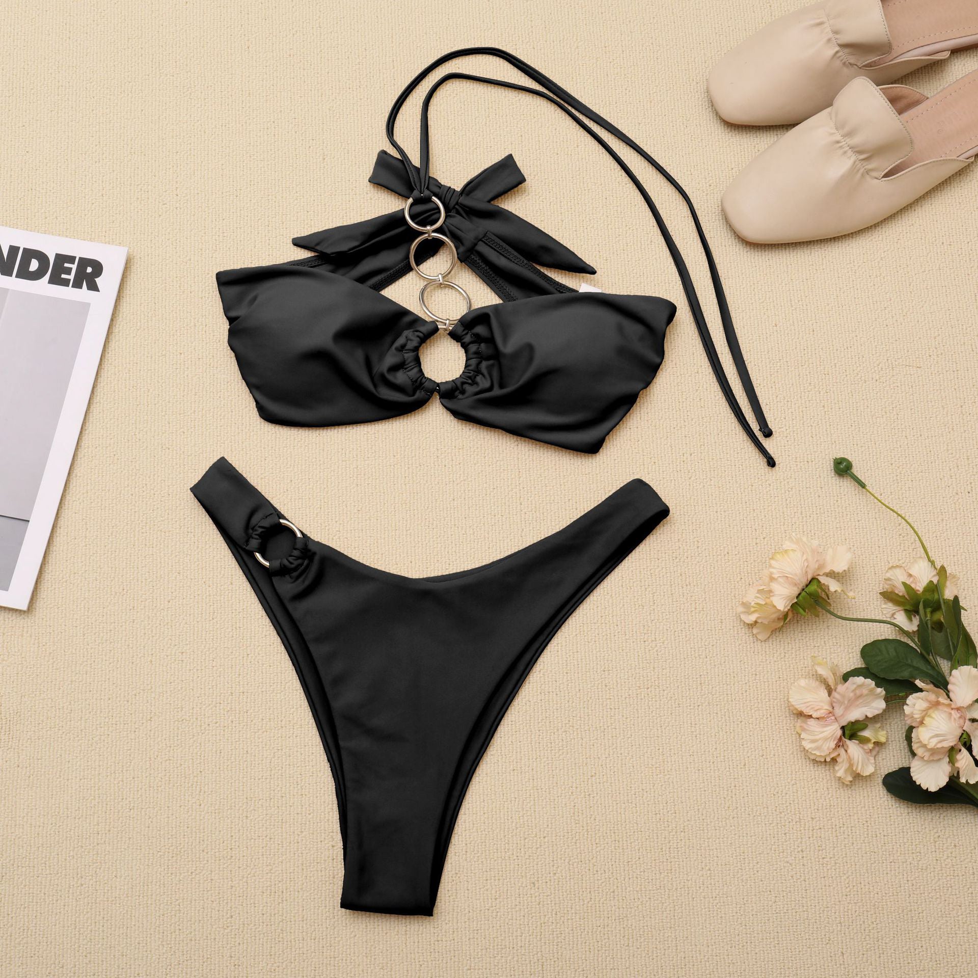 Bikini z ozdobnymi kółeczkami na plażę Here