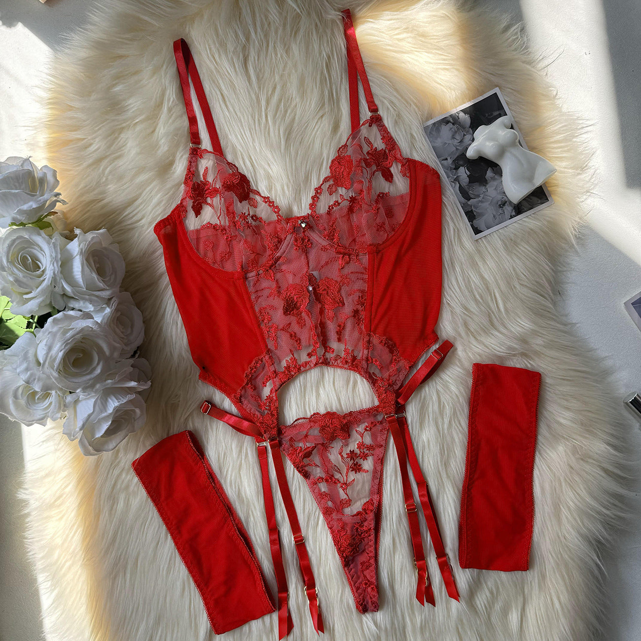 Komplet bielizny z kwiatowym haftem na romantyczne wieczory Gayane