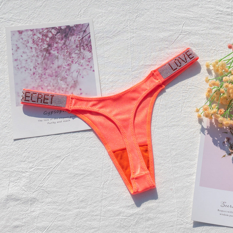 Stringi z szeroką gumką i nowoczesnym designem Dior