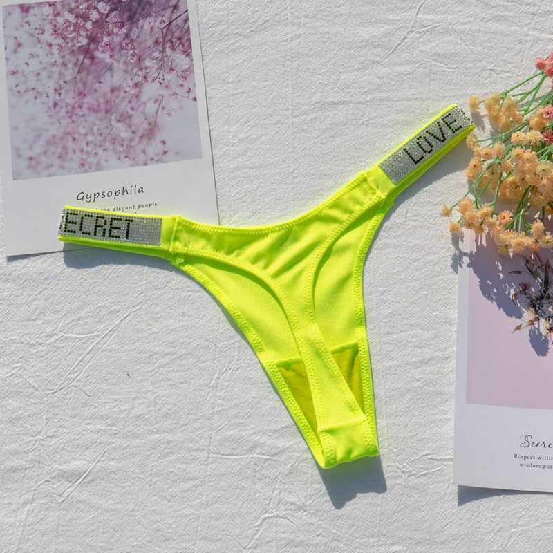 Stringi z szeroką gumką i nowoczesnym designem Dior