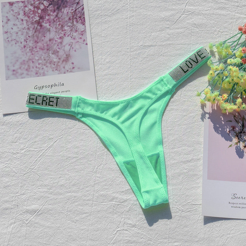 Stringi z szeroką gumką i nowoczesnym designem Dior