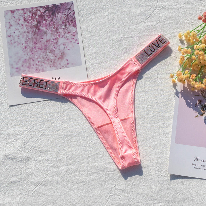 Stringi z szeroką gumką i nowoczesnym designem Dior