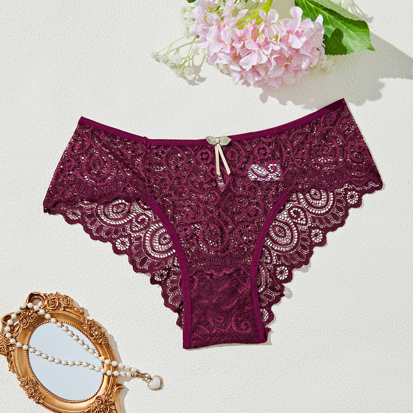 Figi z koronki na romantyczne okazje Roni