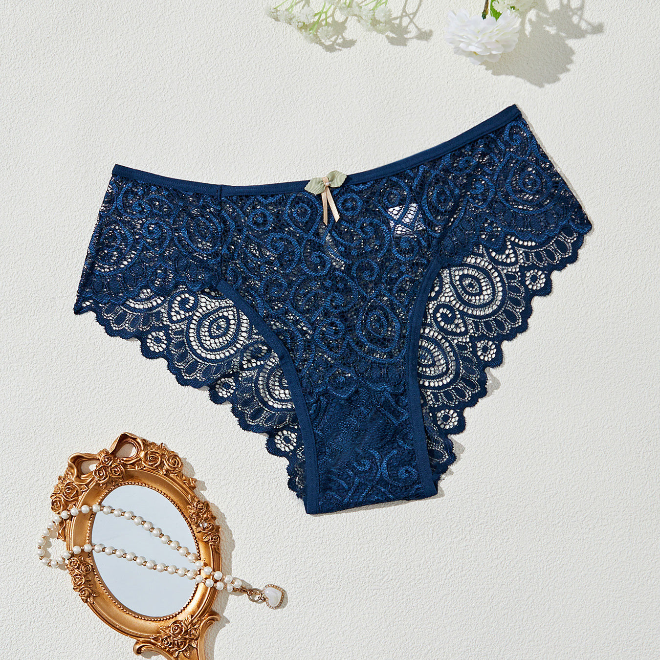 Figi z koronki na romantyczne okazje Roni