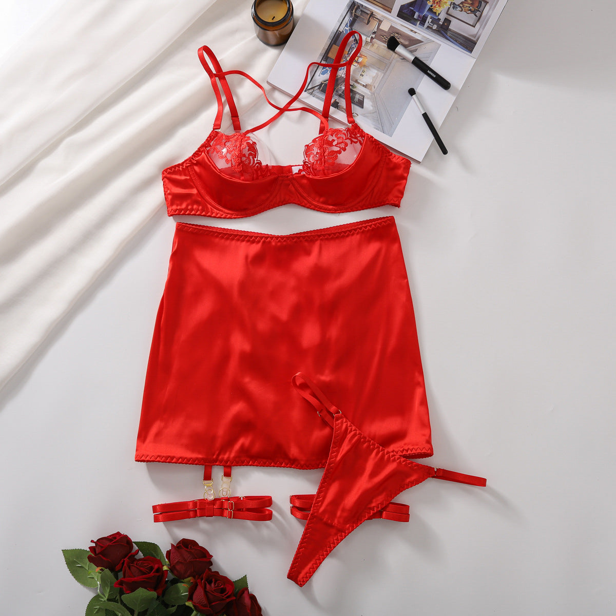 Komplet bielizny nocnej z krzyżującymi się paskami na romantyczne wieczory Ayana