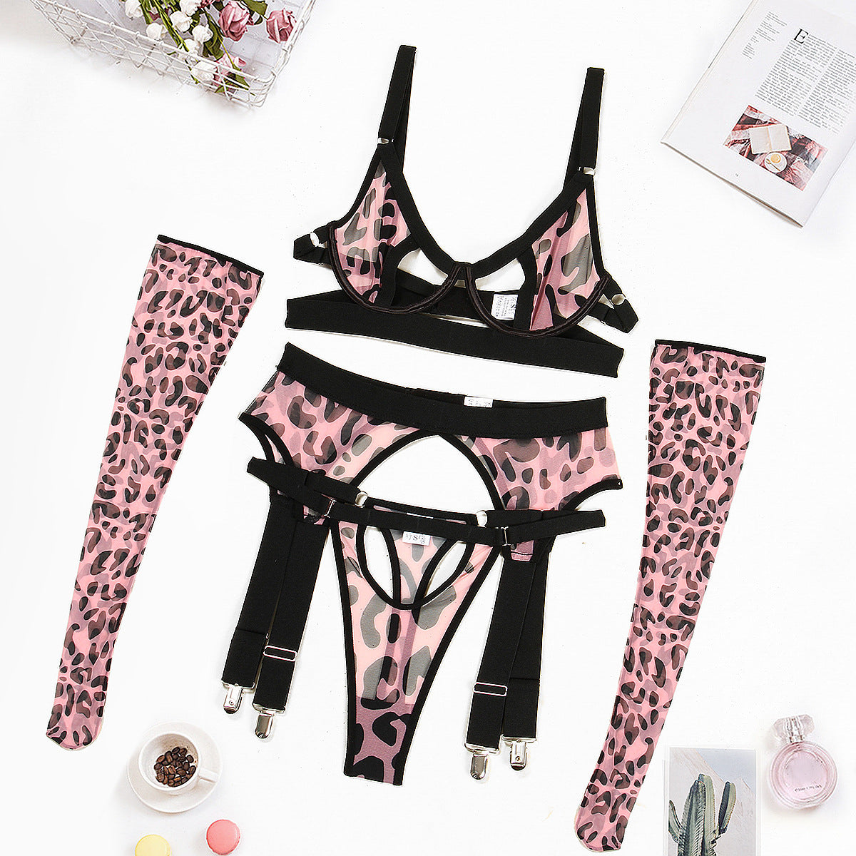 Komplet bielizny z wycięciami z dopasowanego materiału Gentjana