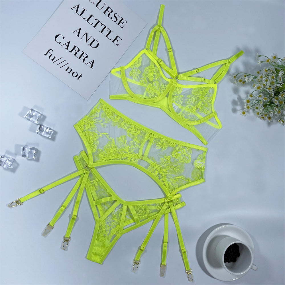 Komplet bielizny z delikatnymi zdobieniami dla podkreślenia sylwetki Lelah