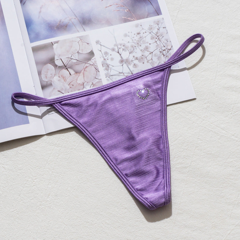 Stringi z wysokim wycięciem idealne pod obcisłe ubrania Domiziana