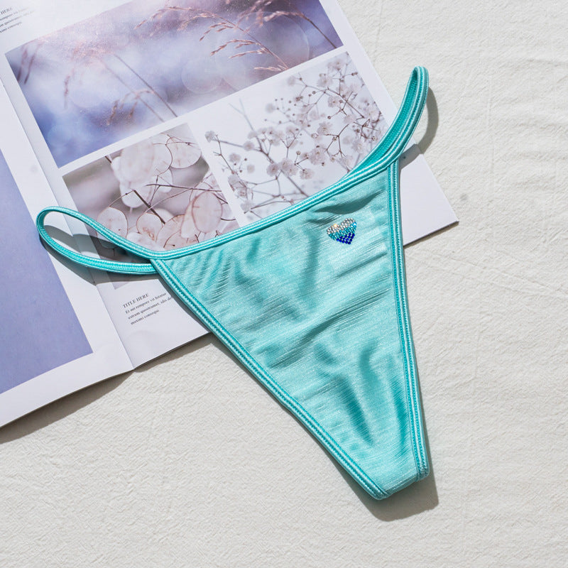 Stringi z wysokim wycięciem idealne pod obcisłe ubrania Domiziana