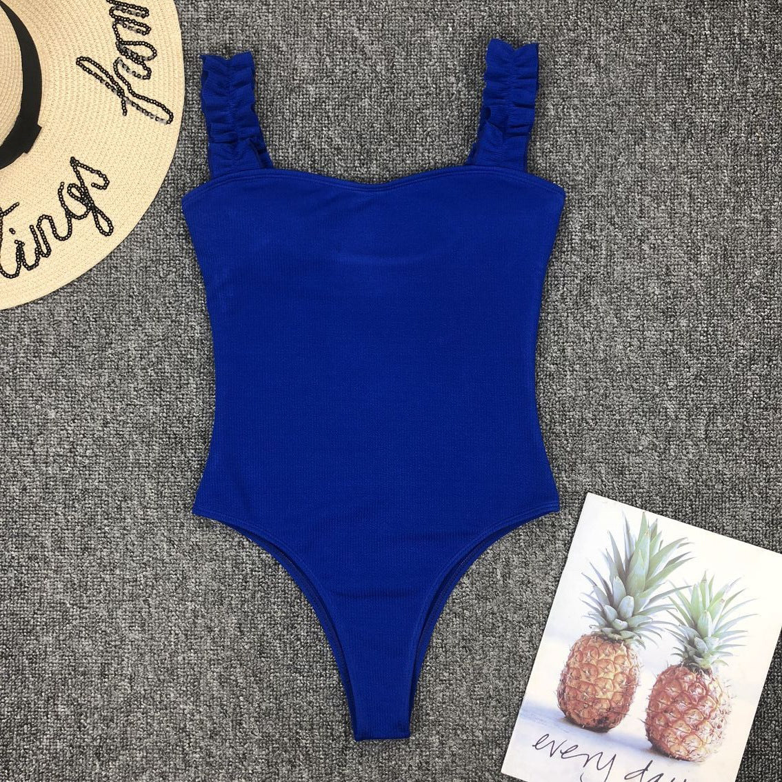 Strój kąpielowy z ozdobnymi ramiączkami na plażę i basen Berny