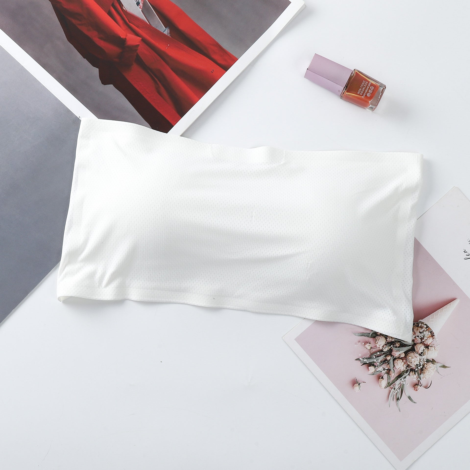 Top usztywniany bez ramiączek do codziennych i eleganckich stylizacji Snezha