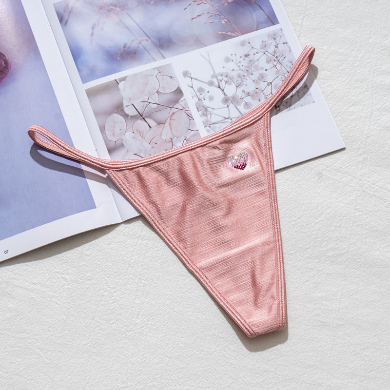 Stringi z wysokim wycięciem idealne pod obcisłe ubrania Domiziana