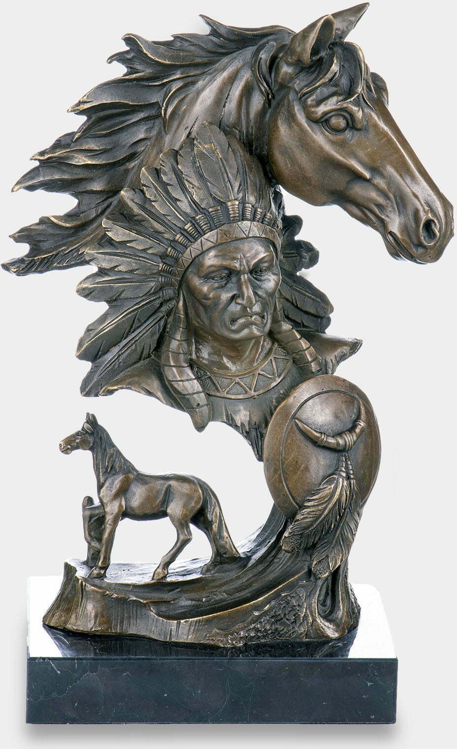 rzezbyzbrazu Indianin w Pióropuszu i Koń Rzeźba z Brązu