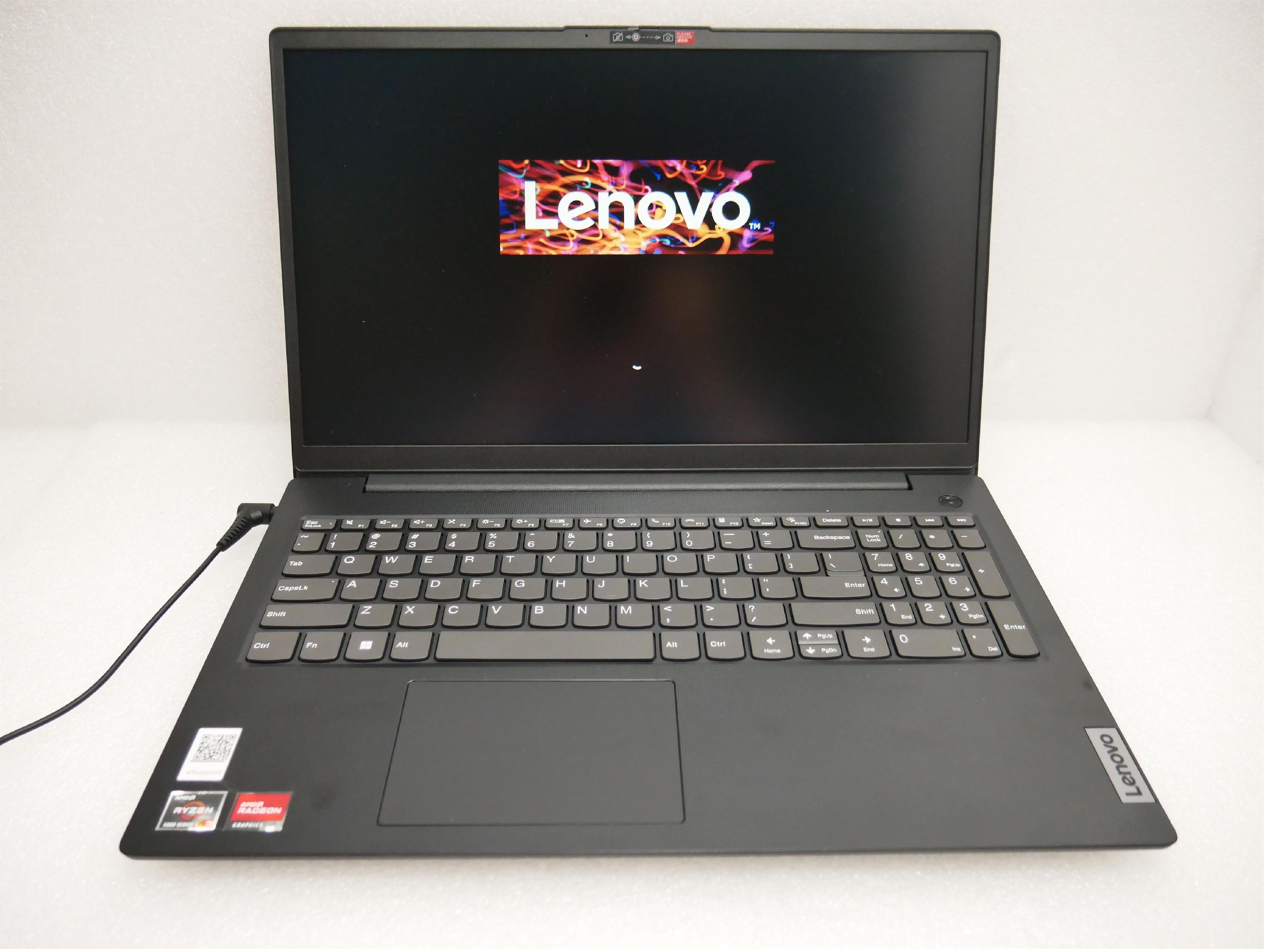 Laptop Lenovo V15 G2 ALC Ryzen 3 5300U / 8 GB / 256 GB / W11 (82KD00FYPB) [outlet]