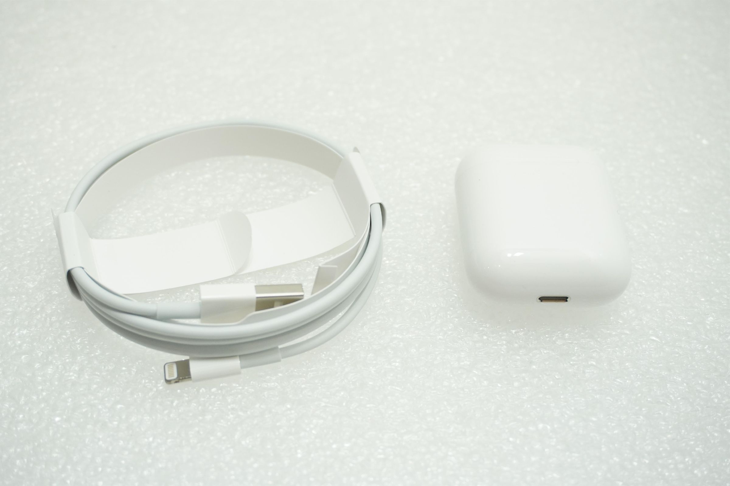 Słuchawki Apple AirPods 2 2019 (MV7N2ZM/A) [outlet]