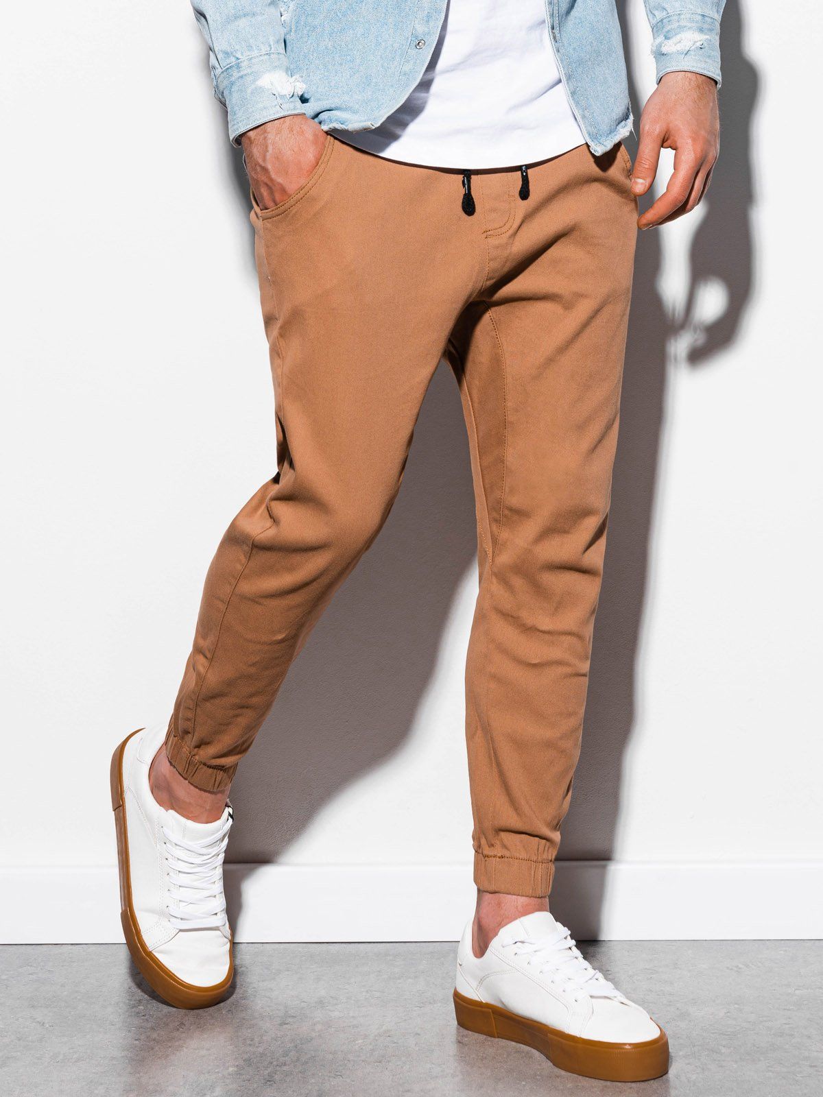 Ombre Spodnie męskie joggery P885 - beżowe XXL