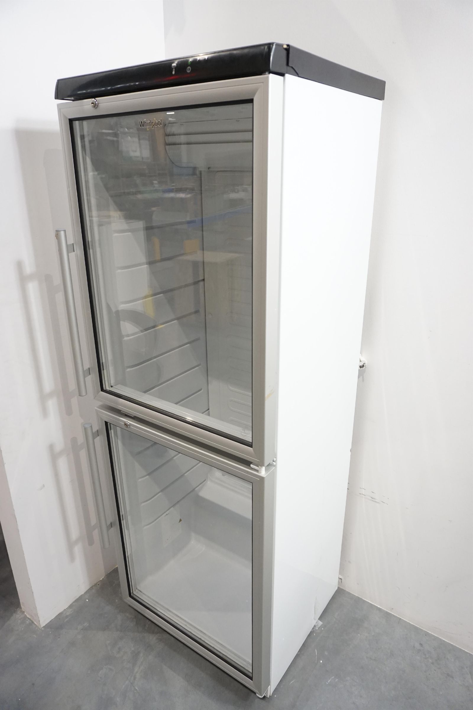 Witryna chłodnicza Whirlpool ADN 230/1 Biała [outlet]