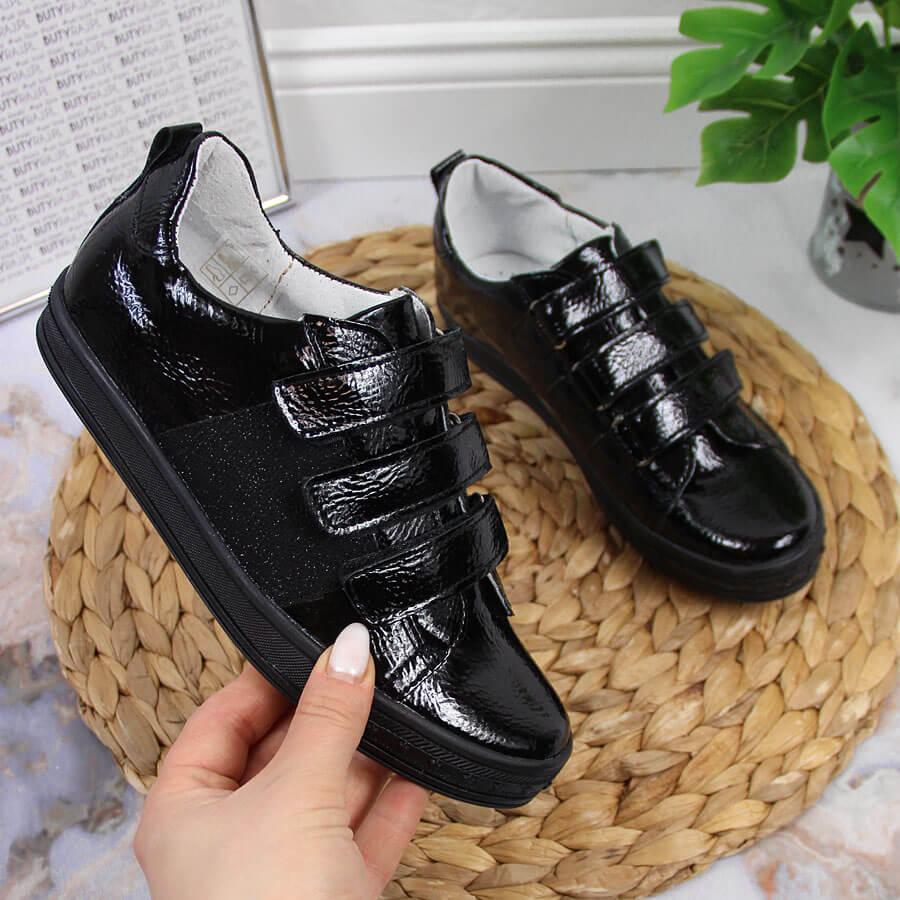 Kornecki Półbuty dziewczęce lakierowane na rzepy czarne Kornecki 6286 26