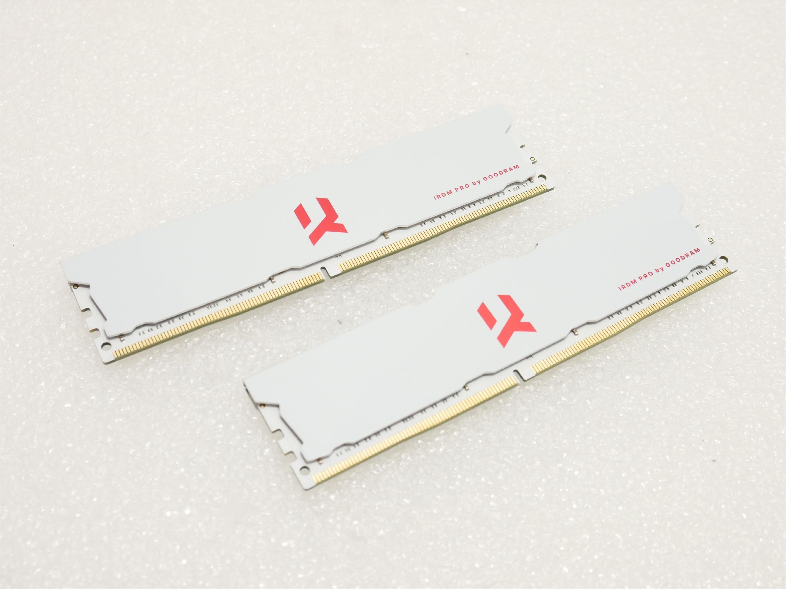 Pamięć GoodRam IRDM PRO Crimson White, DDR4, 32 GB, 3600MHz, CL18 (IRP-C3600D4V64L18/32GDC) [outlet]