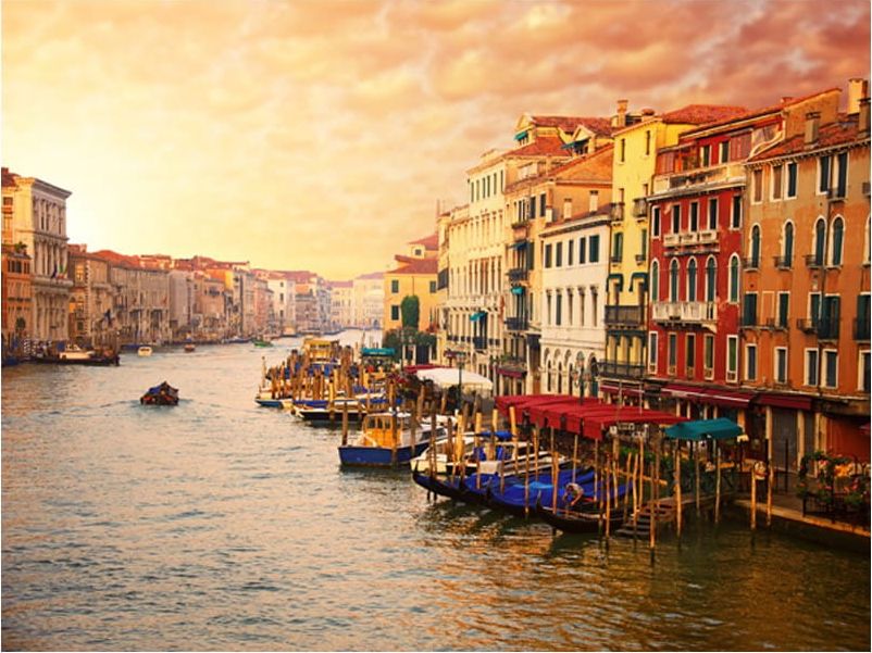 DecoNest Fototapeta - Wenecja - Kolorowe miasto na wodzie - 300X231