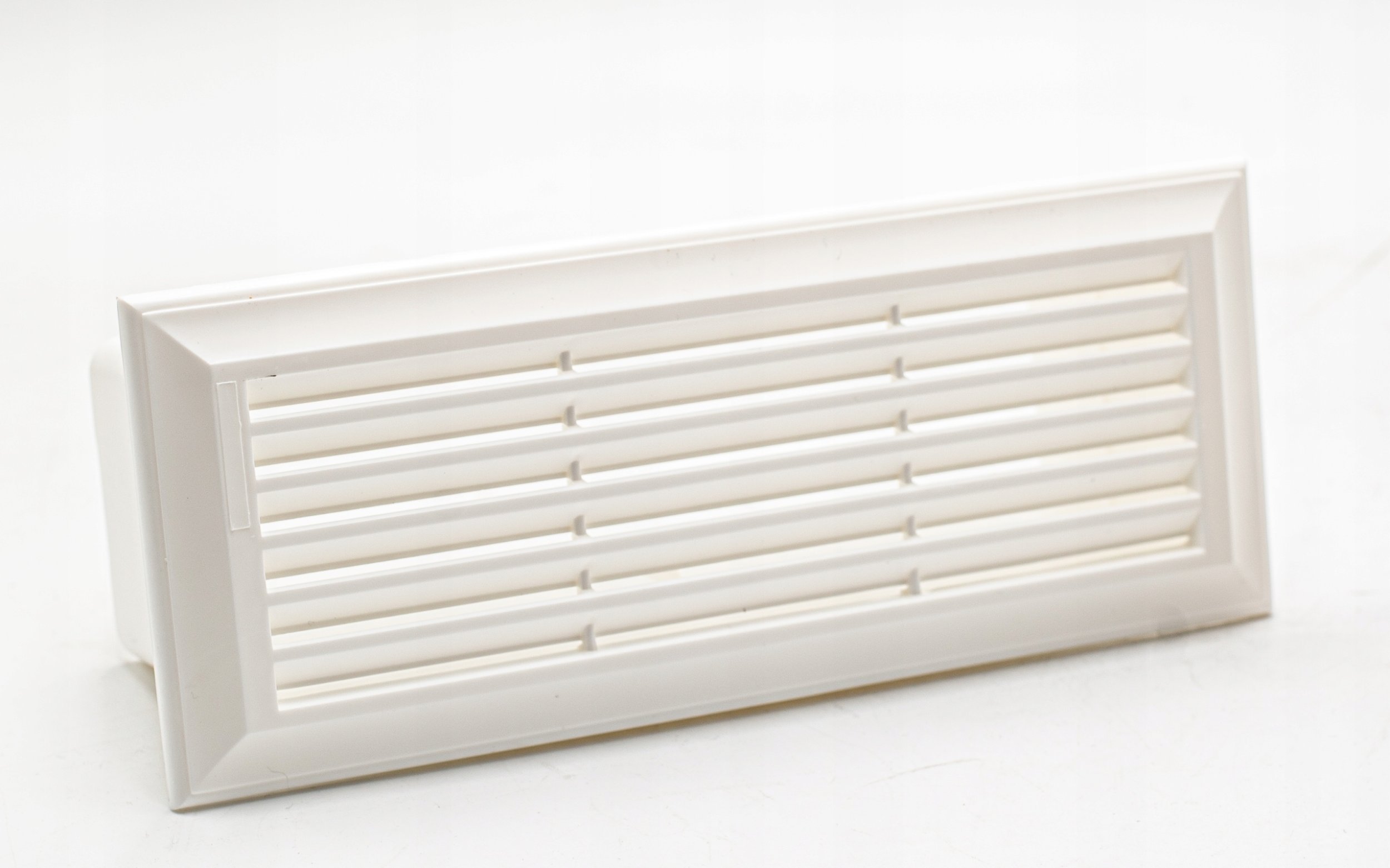 Kratka do kanału płaskiego 60X204 biała EL60