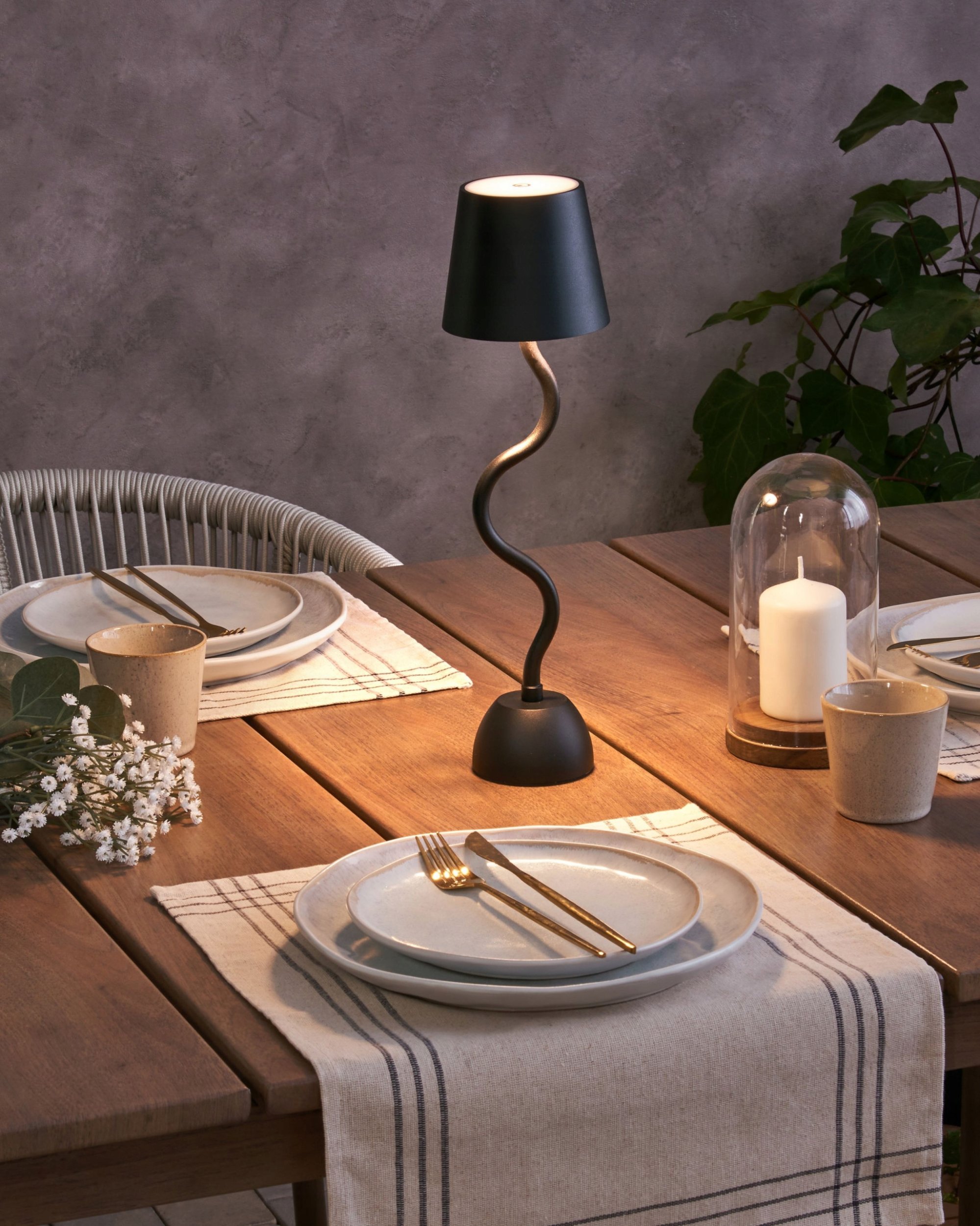 Lampa stołowa Beliani Bezprzewodowa lampa stołowa LED VOUGA Ze ściemniaczem Metal Czarny