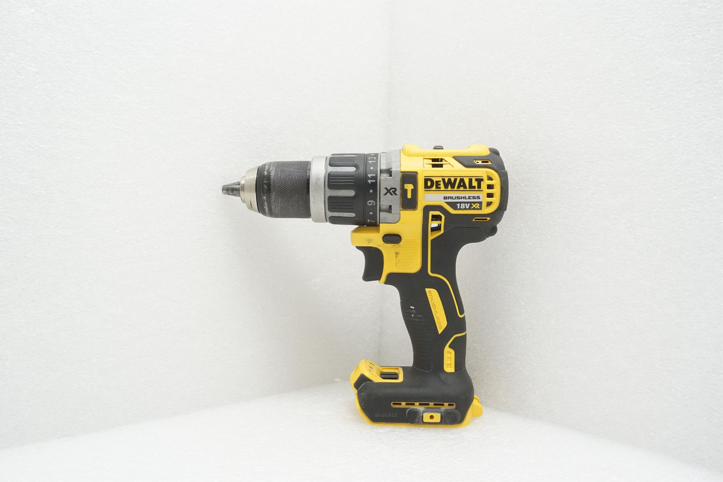 Wiertarko-wkrętarka DCD796NT 18 V [outlet]