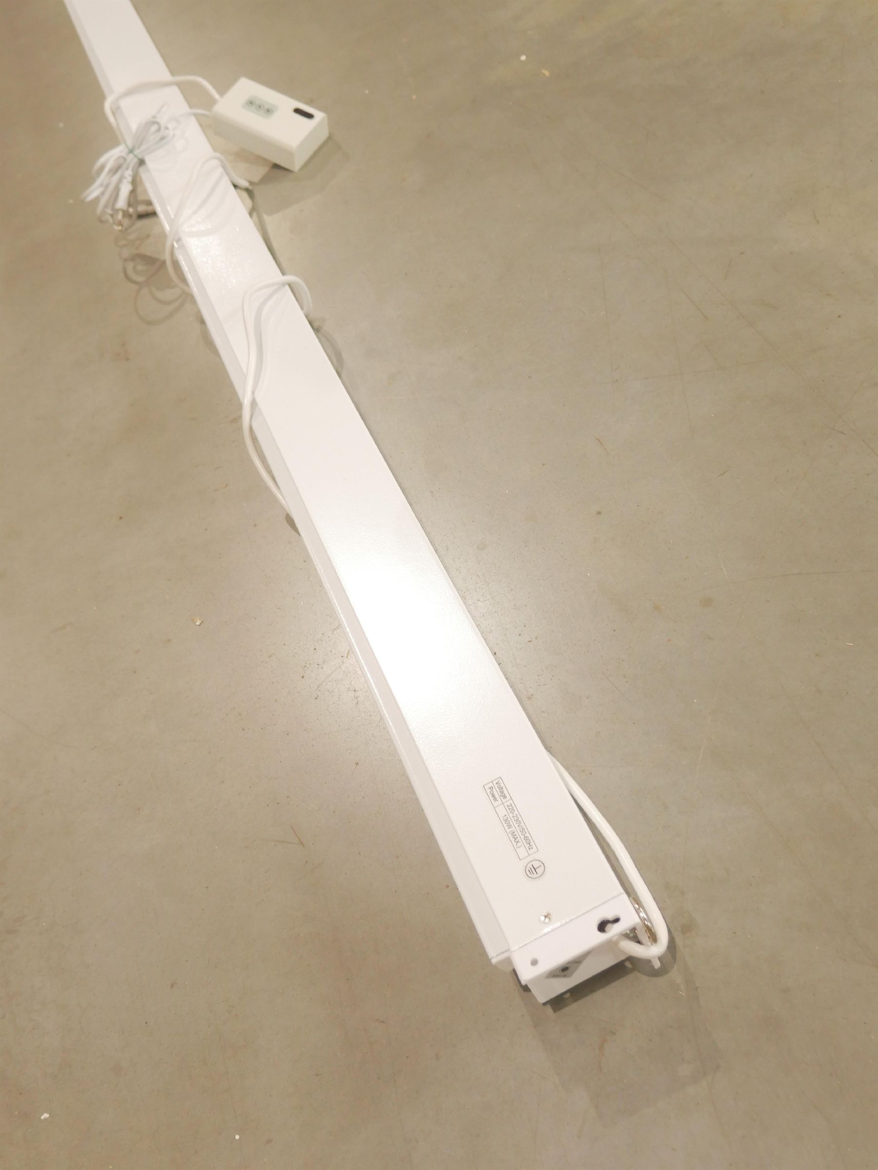 Ekran do projektora Avtek Cinema Electric 240 [outlet]