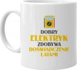Koszulkowy Dobry elektryk zdobywa doświadczenie latami - kubek z nadrukiem