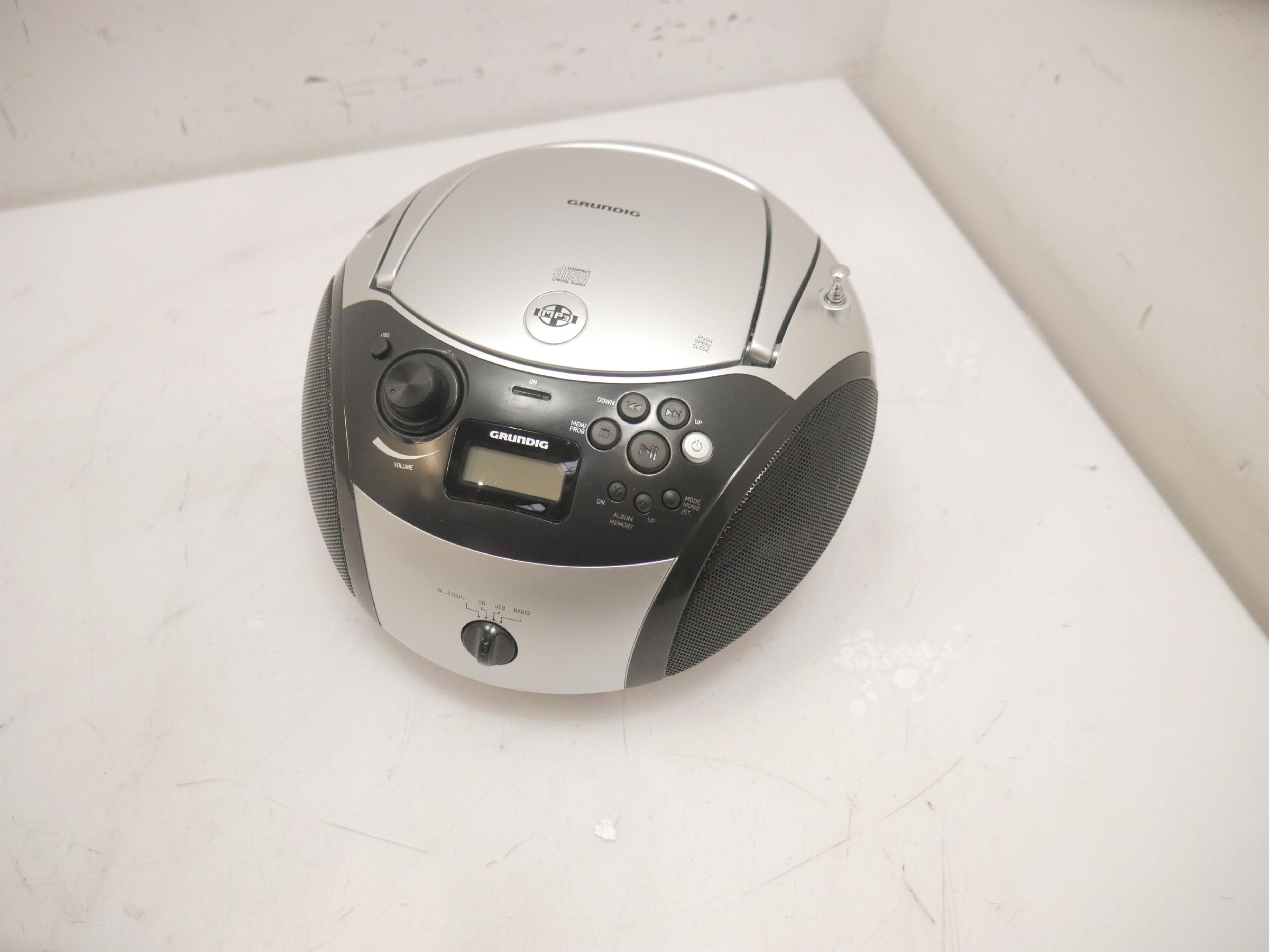 Radioodtwarzacz Grundig GRB 3000, CD Player (silver / black, FM radio, CD-R / RW, Bluetooth) [outlet]