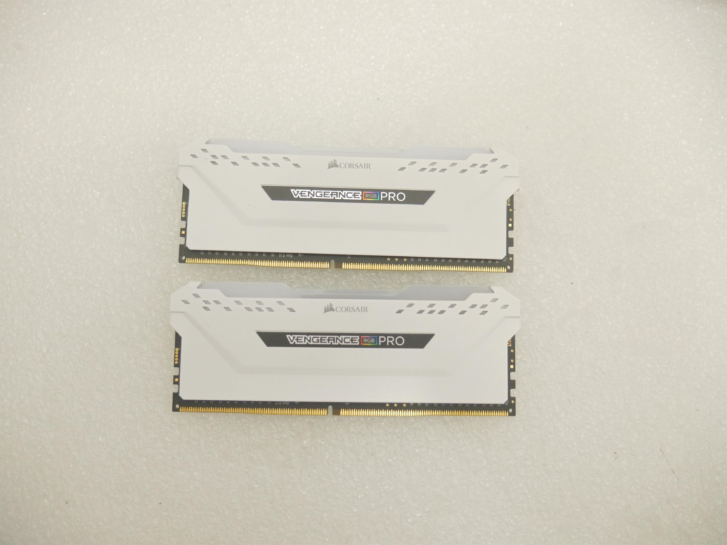 Pamięć Corsair Vengeance RGB PRO, DDR4, 16 GB, 3600MHz, CL18 (CMW16GX4M2D3600C18W) [outlet]