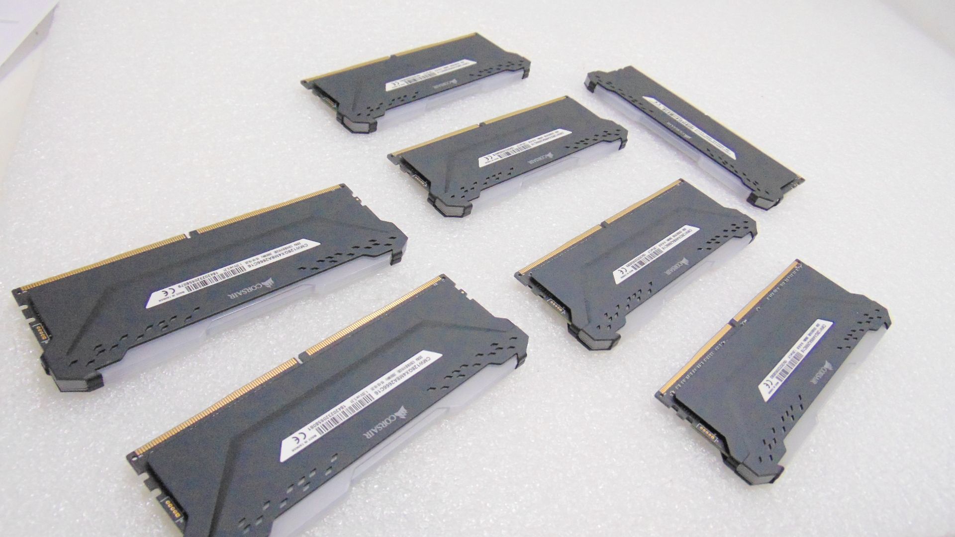 Pamięć Corsair Vengeance RGB PRO, DDR4, 128 GB, 2666MHz, CL16 (CMW128GX4M8A2666C16) [outlet]