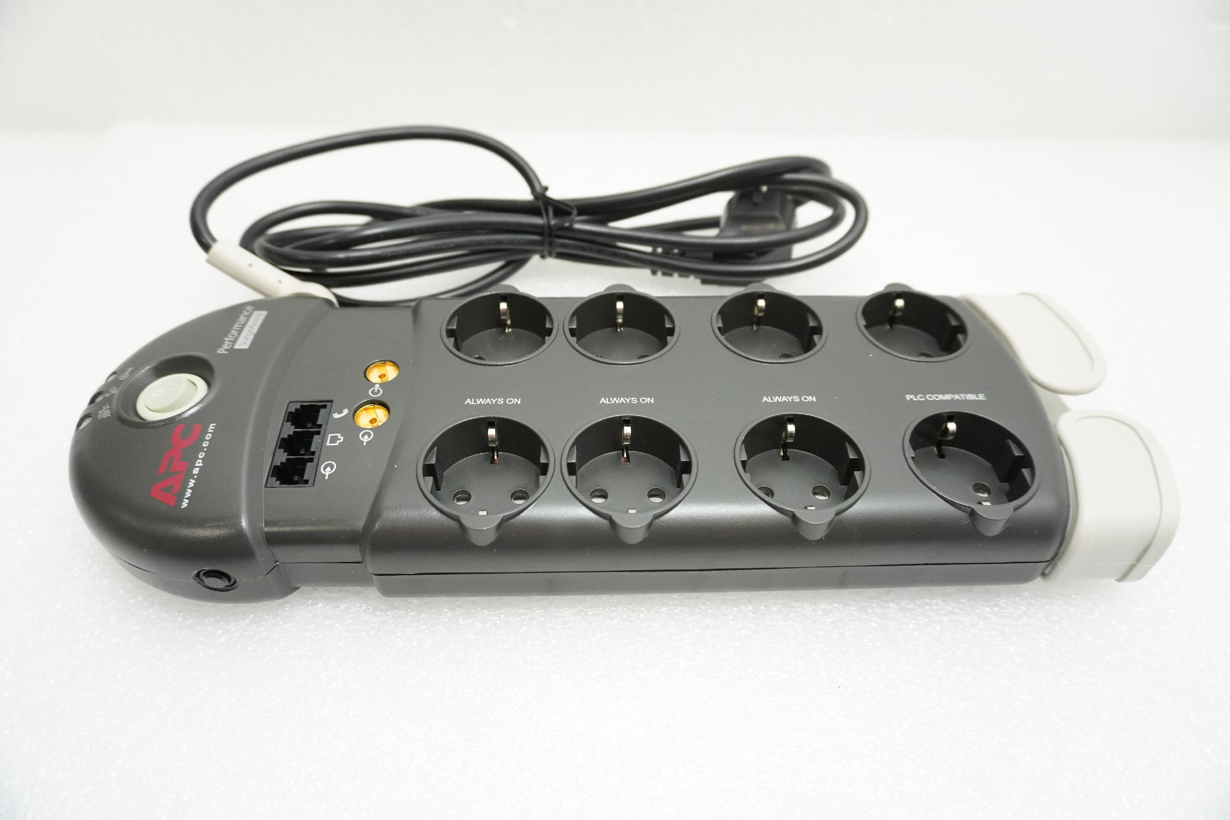 Listwa zasilająca APC Performance przeciwprzepięciowa 8 gniazd 2.4 m czarna (PL8VT3-DE) [outlet]