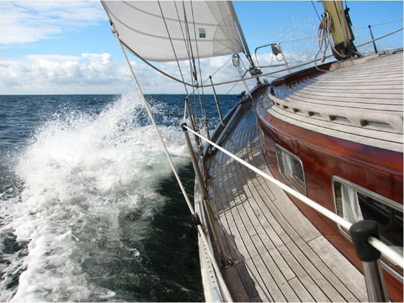 DecoNest Fototapeta - Łódź na pełnym morzu - 250X193