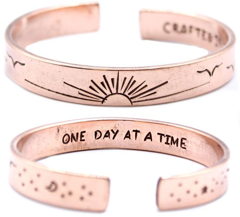 Inspirujące miedziane bransoletki Symbole