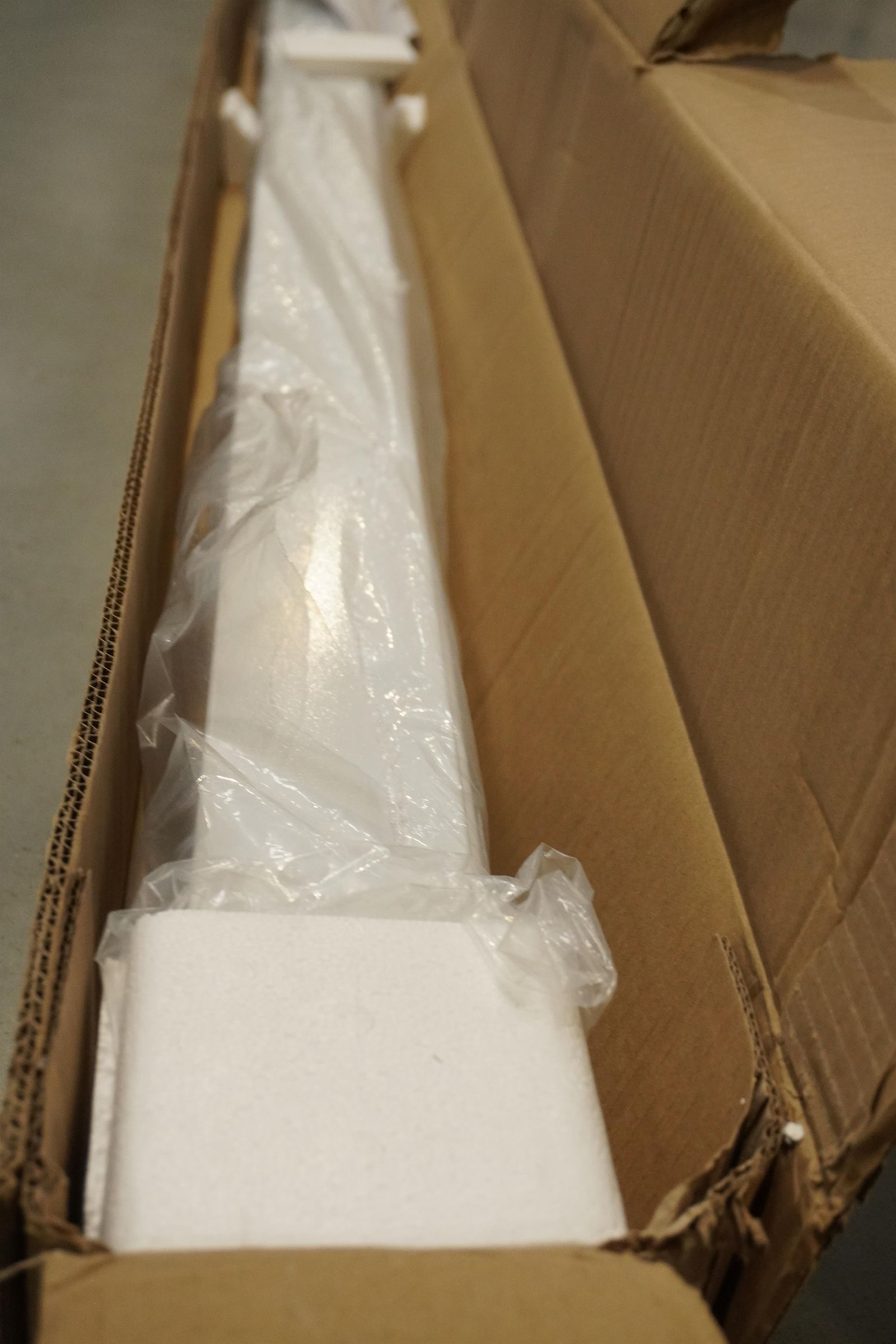 Ekran do projektora Avtek Cinema Electric 240 [outlet]