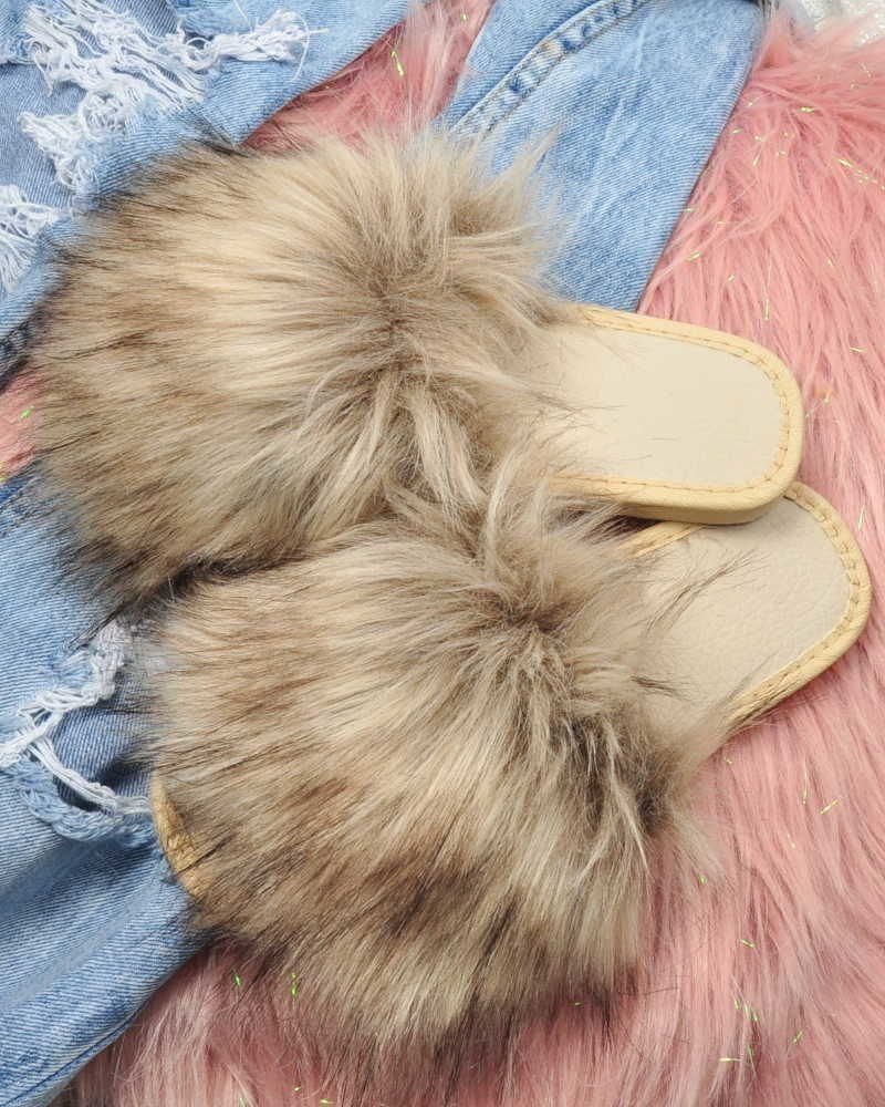 Pantofelek24 Beżowe klapki z efektownym futerkiem /F4-1 3259 S195/ 42