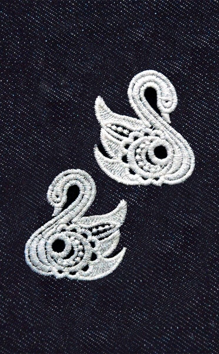 Ki-Sign Naprasow. Koronkowa Łabędzie