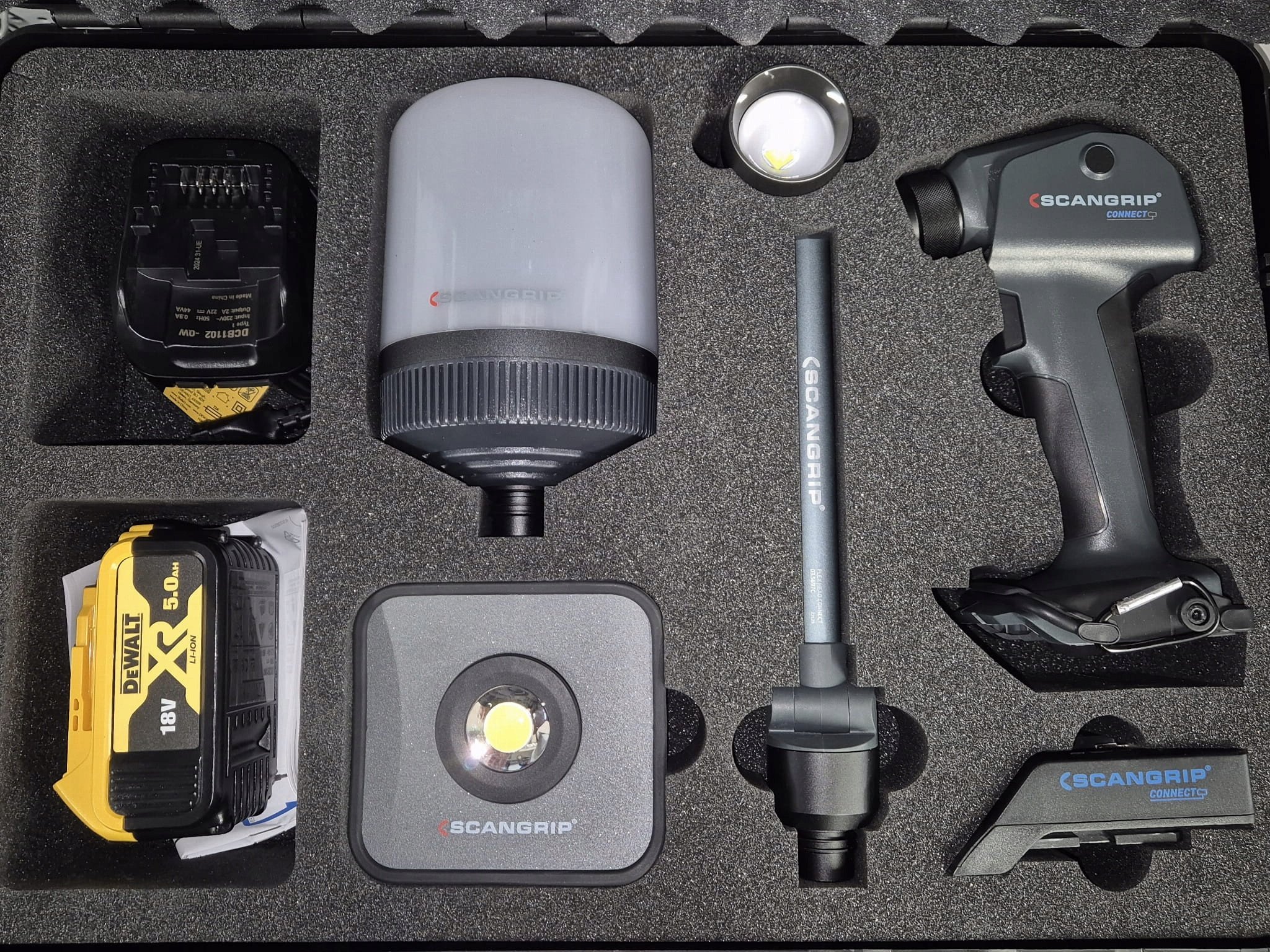 Akumulatorowa lampa robocza w zestawie z wymiennymi głowicami MULTILIGHT CONNECT KIT 49.0518