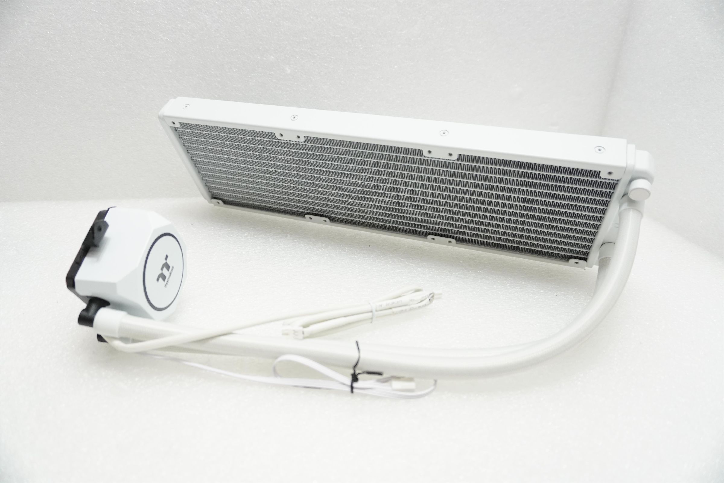 Chłodzenie wodne Thermaltake TH360 ARGB Sync Snow Edition (CL-W302-PL12SW-A) [outlet]