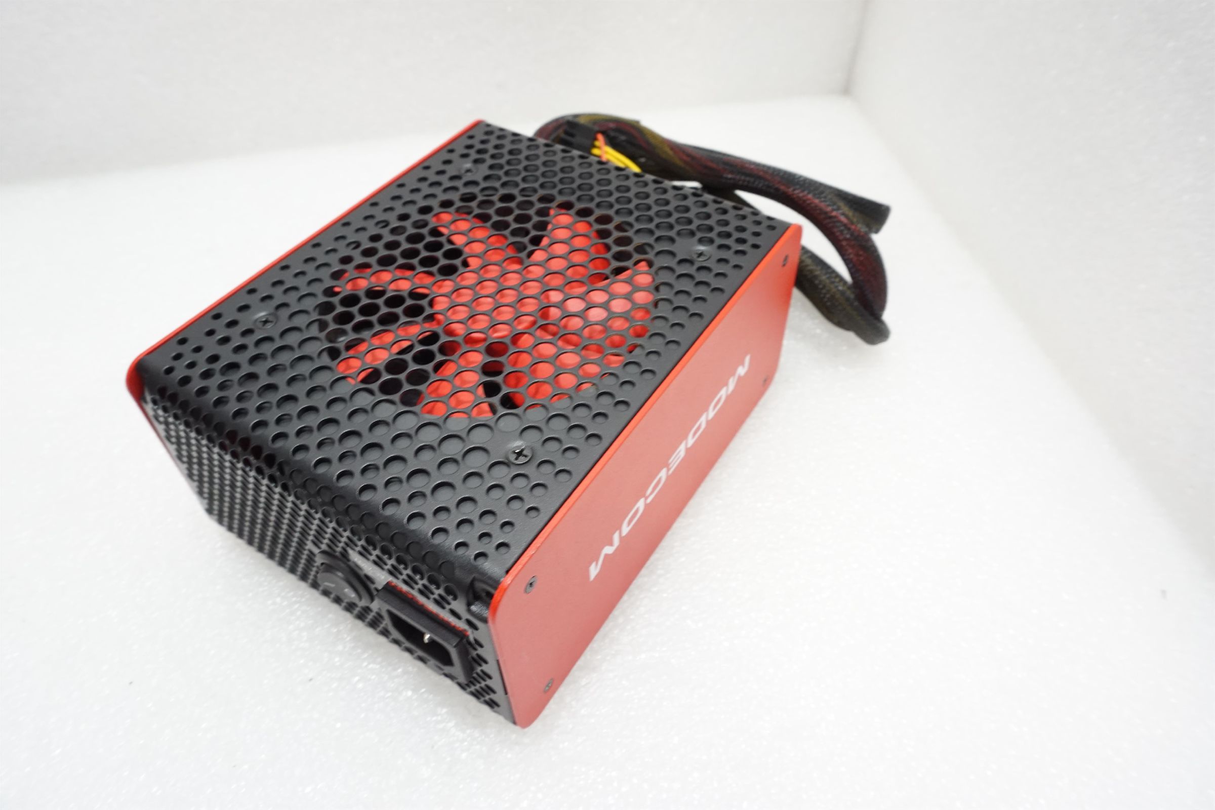 Zasilacz Modecom Volcano 750W (ZAS-MC85-SM-750-ATX-VOLCANO) [outlet]