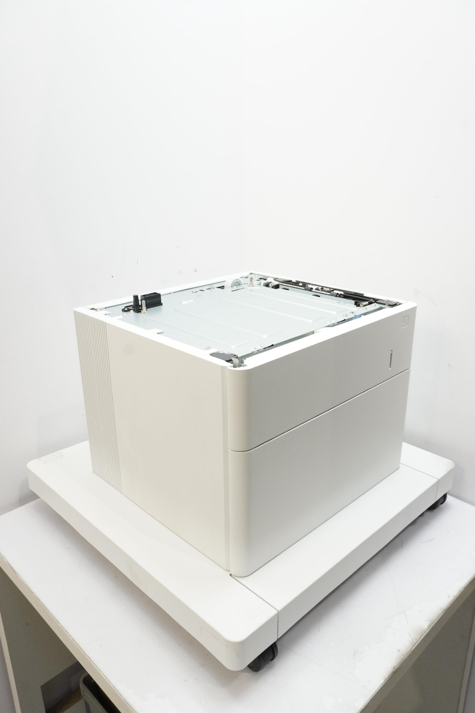 HP podajnik papieru szuflada na 550 arkuszy z szafką i szafa (J8J91A) [outlet]