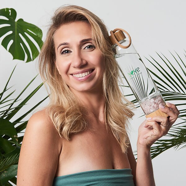 Butelka szklana z kamieniami kwarcu różowego YEYE