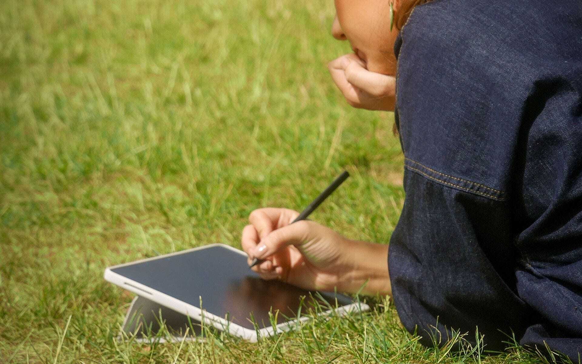 Etui na tablet Wacom MovinkPad 11 Case with Stand - składane etui do tabletu z miejscem na piórko