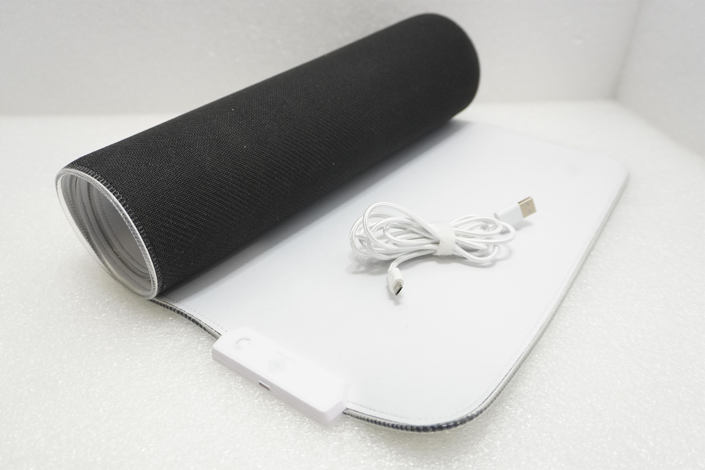 Podkładka Deltaco Pelės kilimėlis DELTACO GAMING Baltas LINE 6xRGB režimai, 90x36cm, baltas / GAM-079-W [outlet]