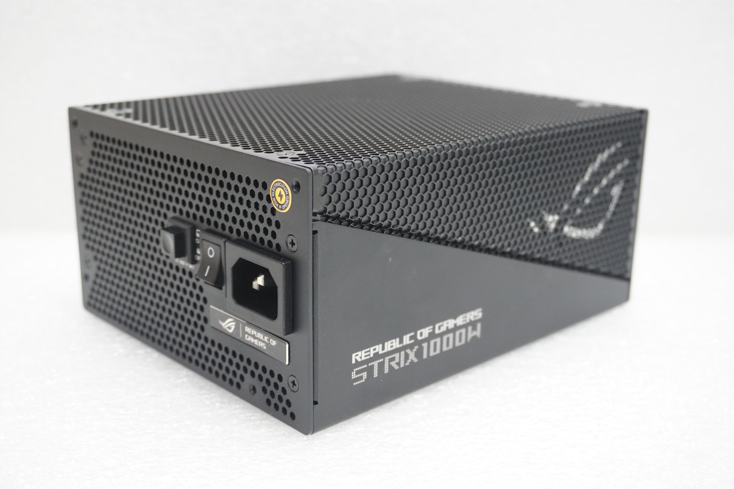 Zasilacz Asus ROG Strix 1000W Gold Aura Edition (90YE00P1-B0NA00) [outlet]