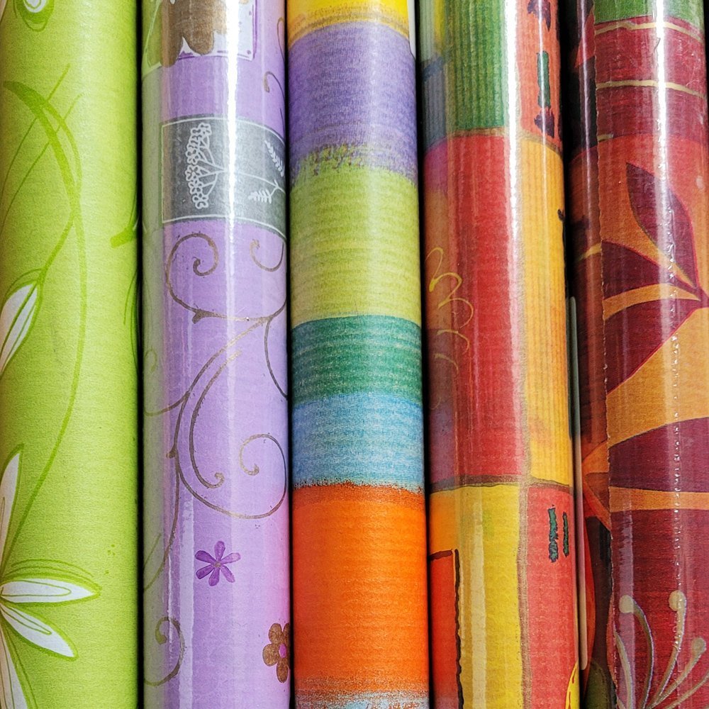 Papier beż czerwony do prezentów 57cmx10m ZST21