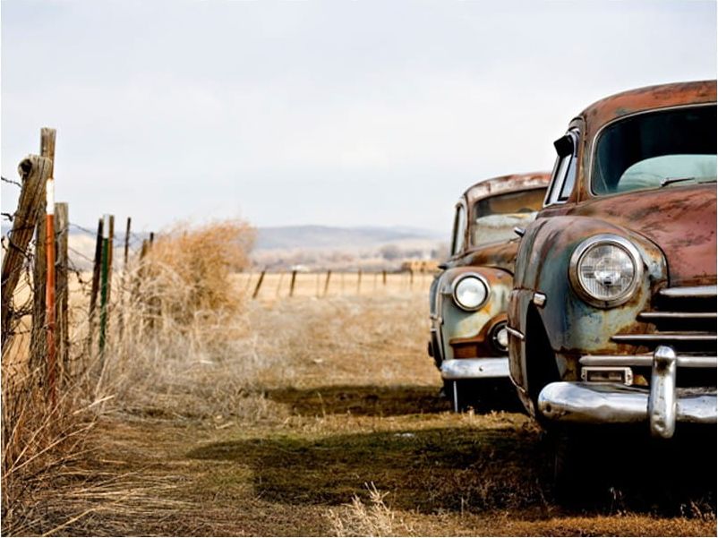 DecoNest Fototapeta - Dwa stare amerykańskie wozy - 400X309