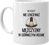 Koszulkowy Nigdy nie lekceważ mężczyzny w górniczym hełmie - kubek z nadrukiem