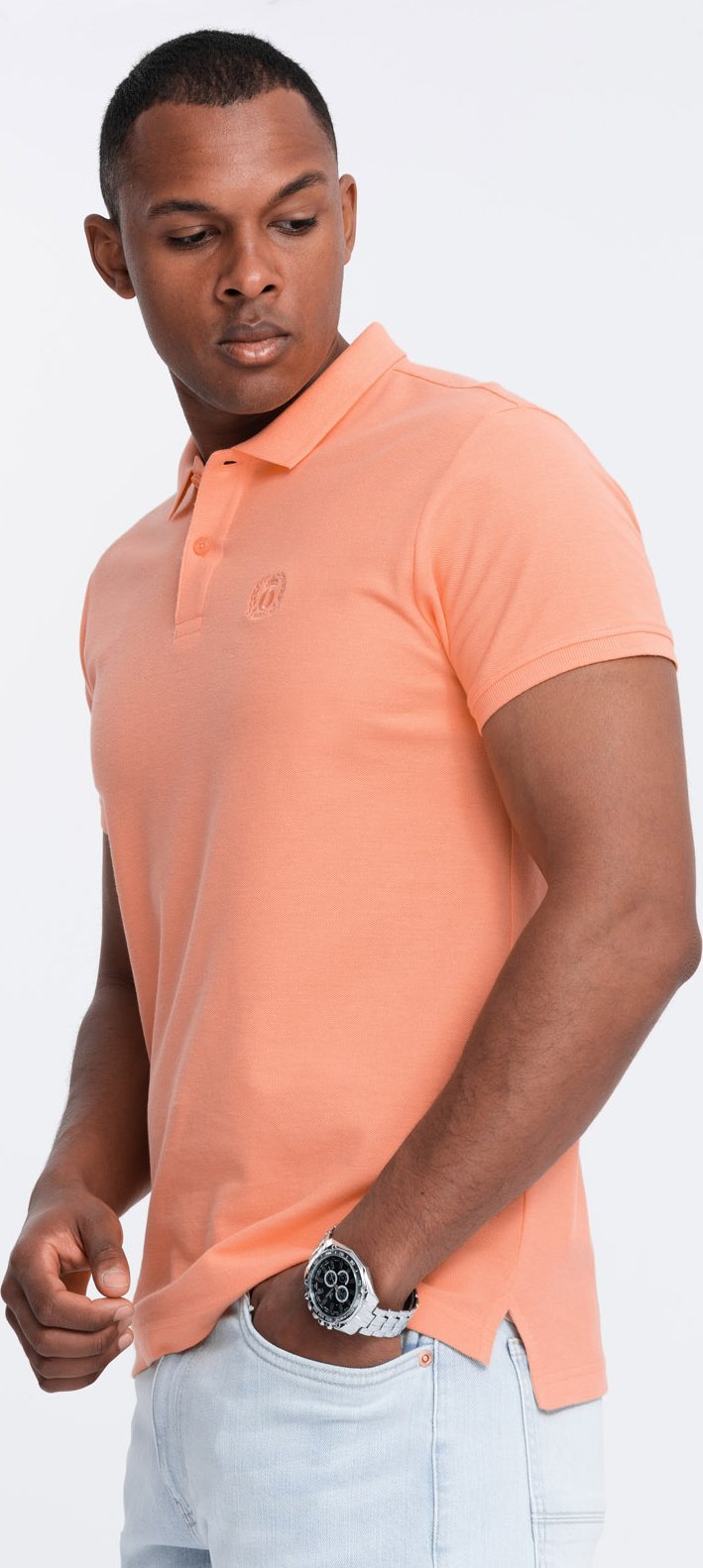 Ombre Męska koszulka polo jednokolorowa BASIC z dzianiny pique - brzoskwiniowa V19 OM-POBS-0100 L